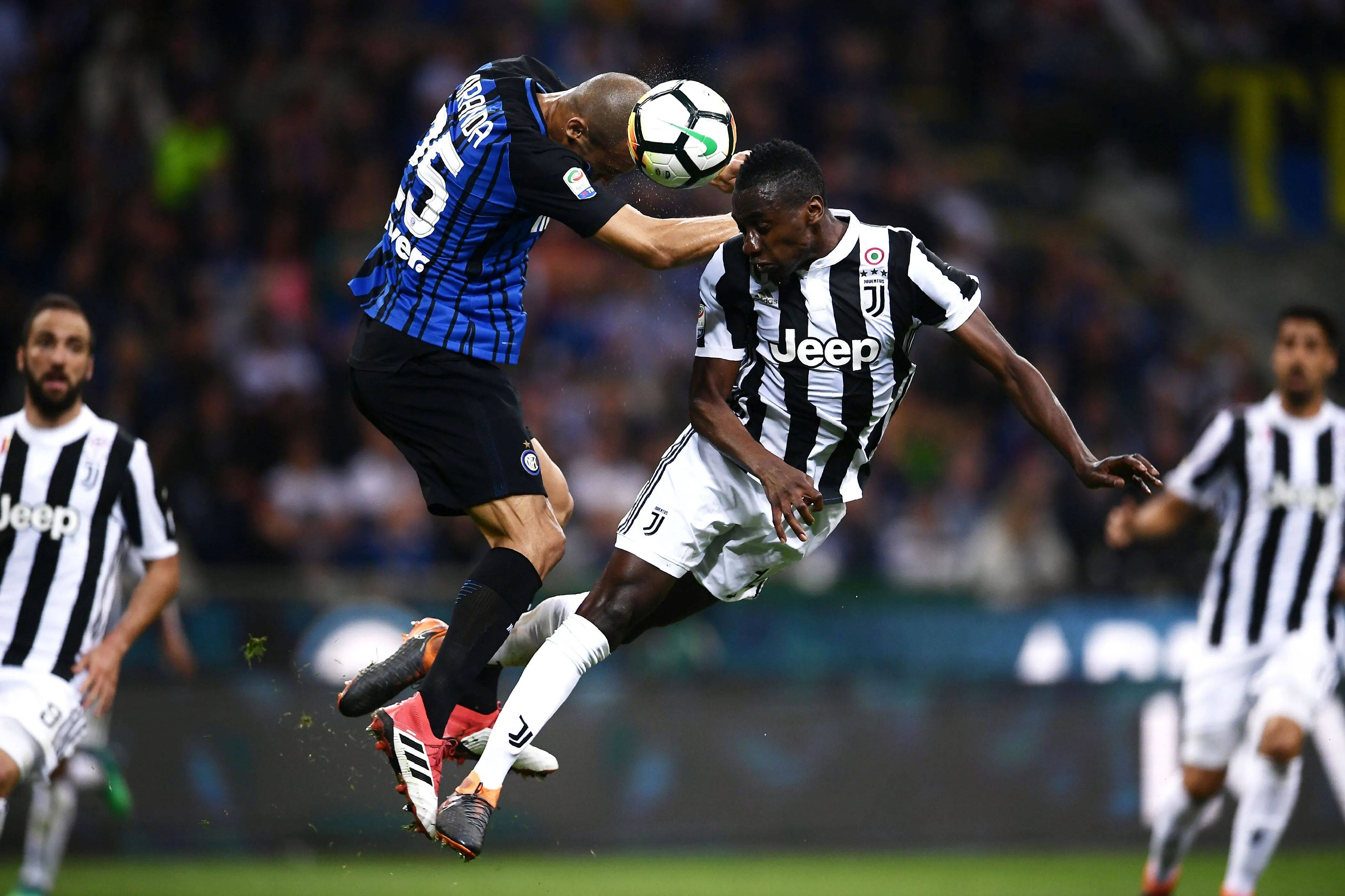 关于意甲榜首之争激烈,AC米兰尤文图斯分秒争夺的信息 关于意甲榜首之争激烈,AC米兰尤文图斯分秒争夺的信息