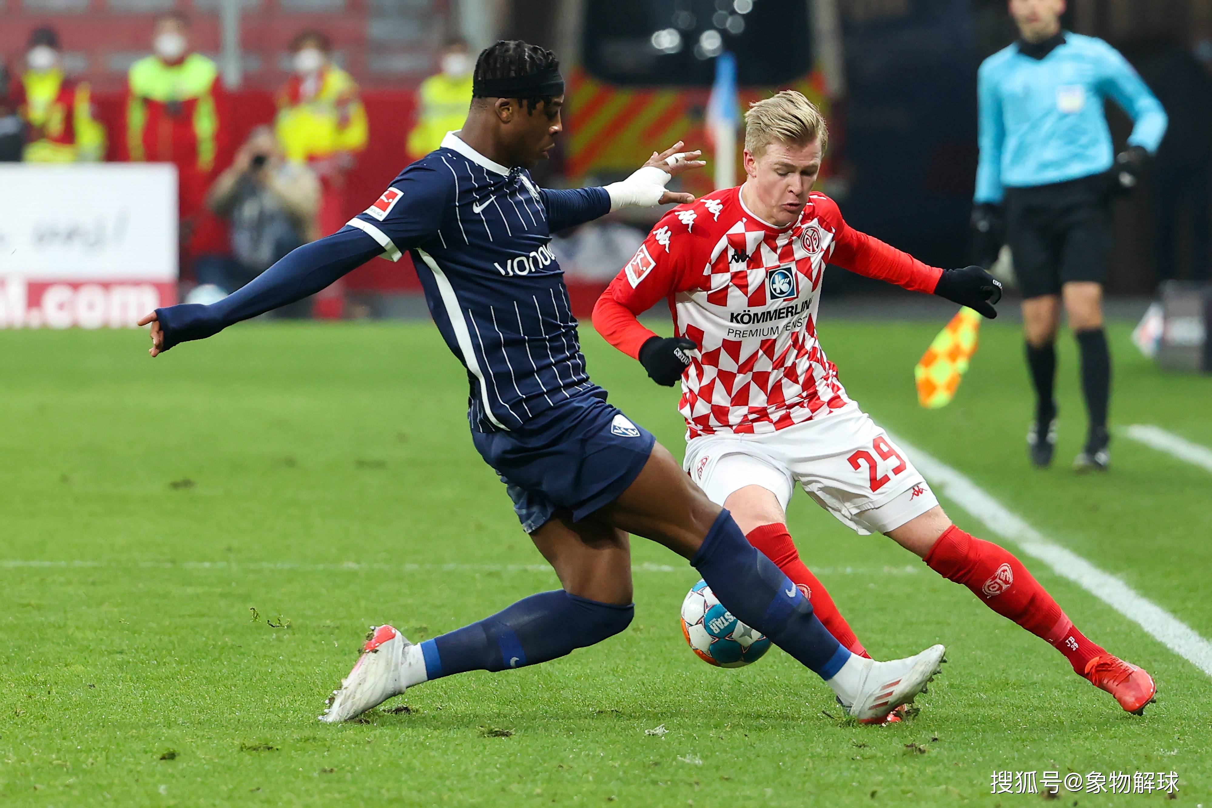 包含柏林赫塔客场惜败美因茨，遭遇连败的词条