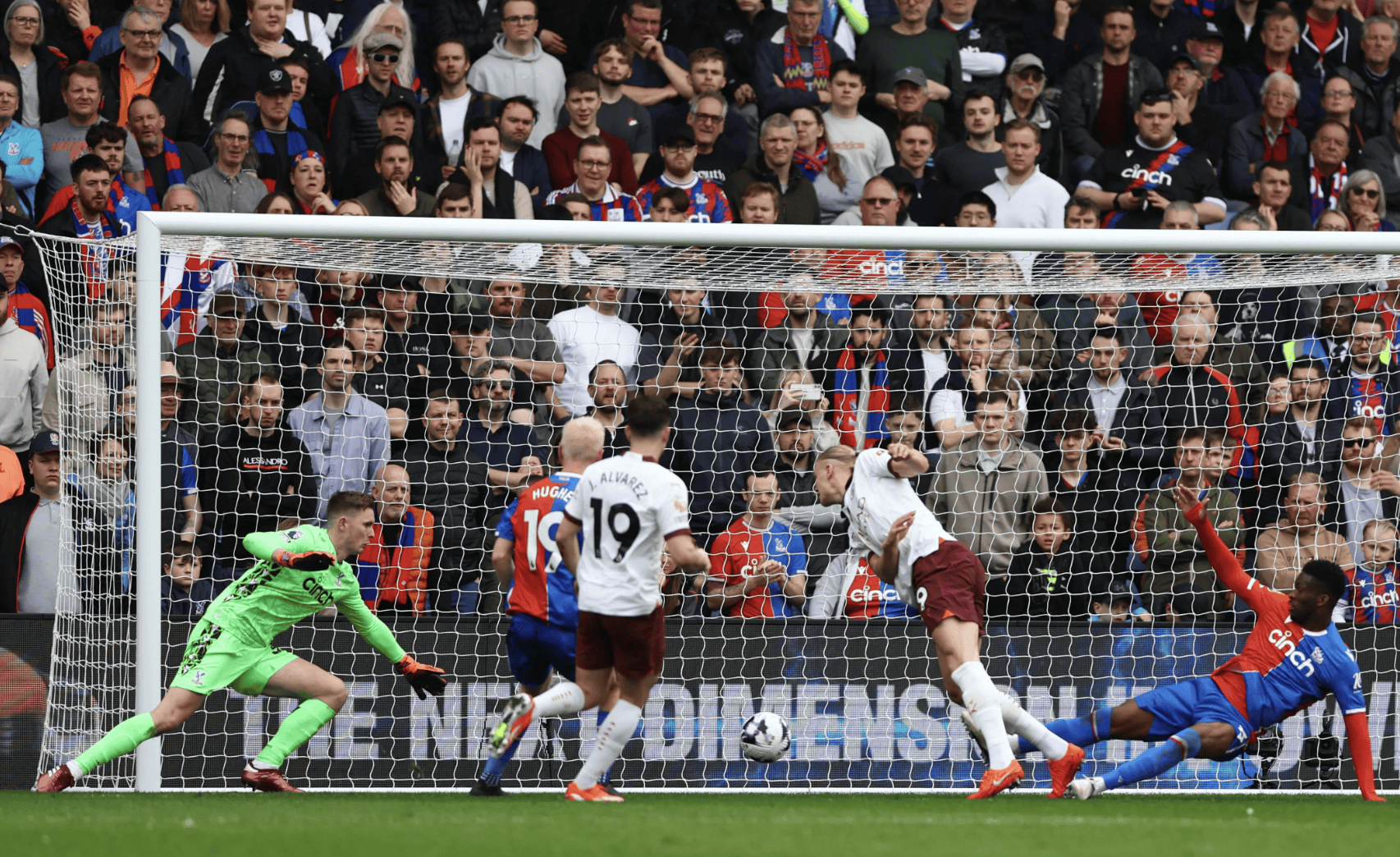 纽卡斯尔联顽强拼搏，不敌曼城的简单介绍