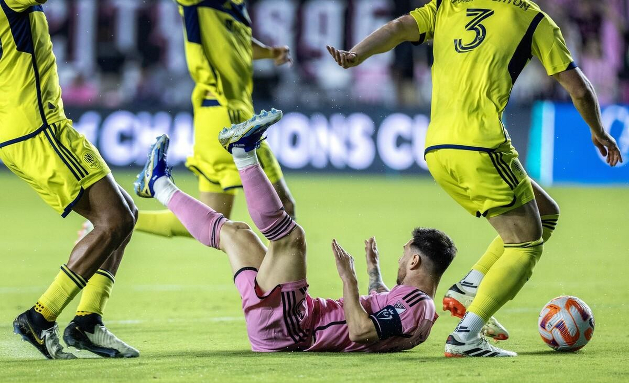 足球比赛继续燃爆激情,球员表现突出 足球比赛继续燃爆激情,球员表现突出