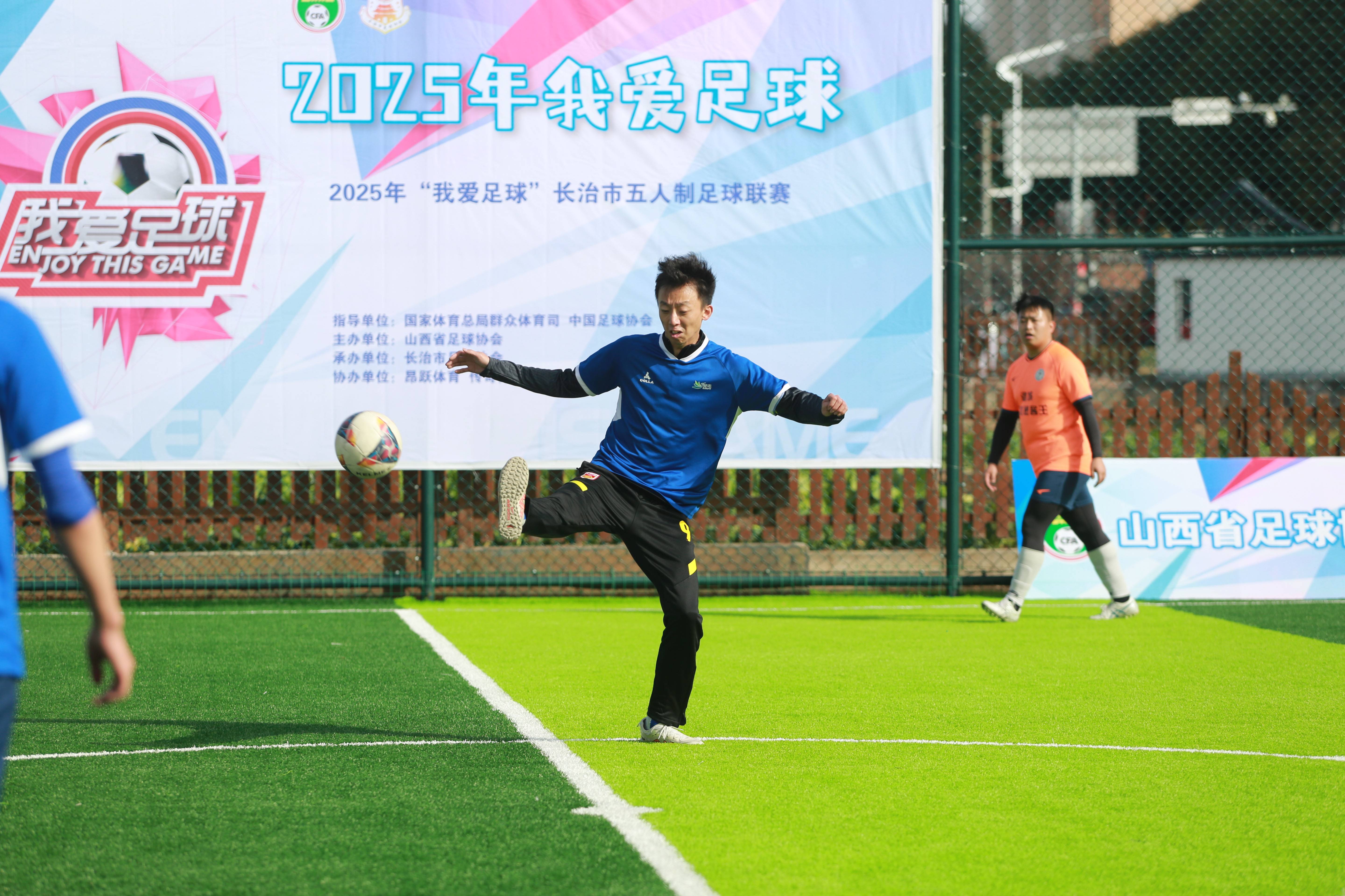 精彩足球对决展现出色技艺，粉丝热情高涨的简单介绍