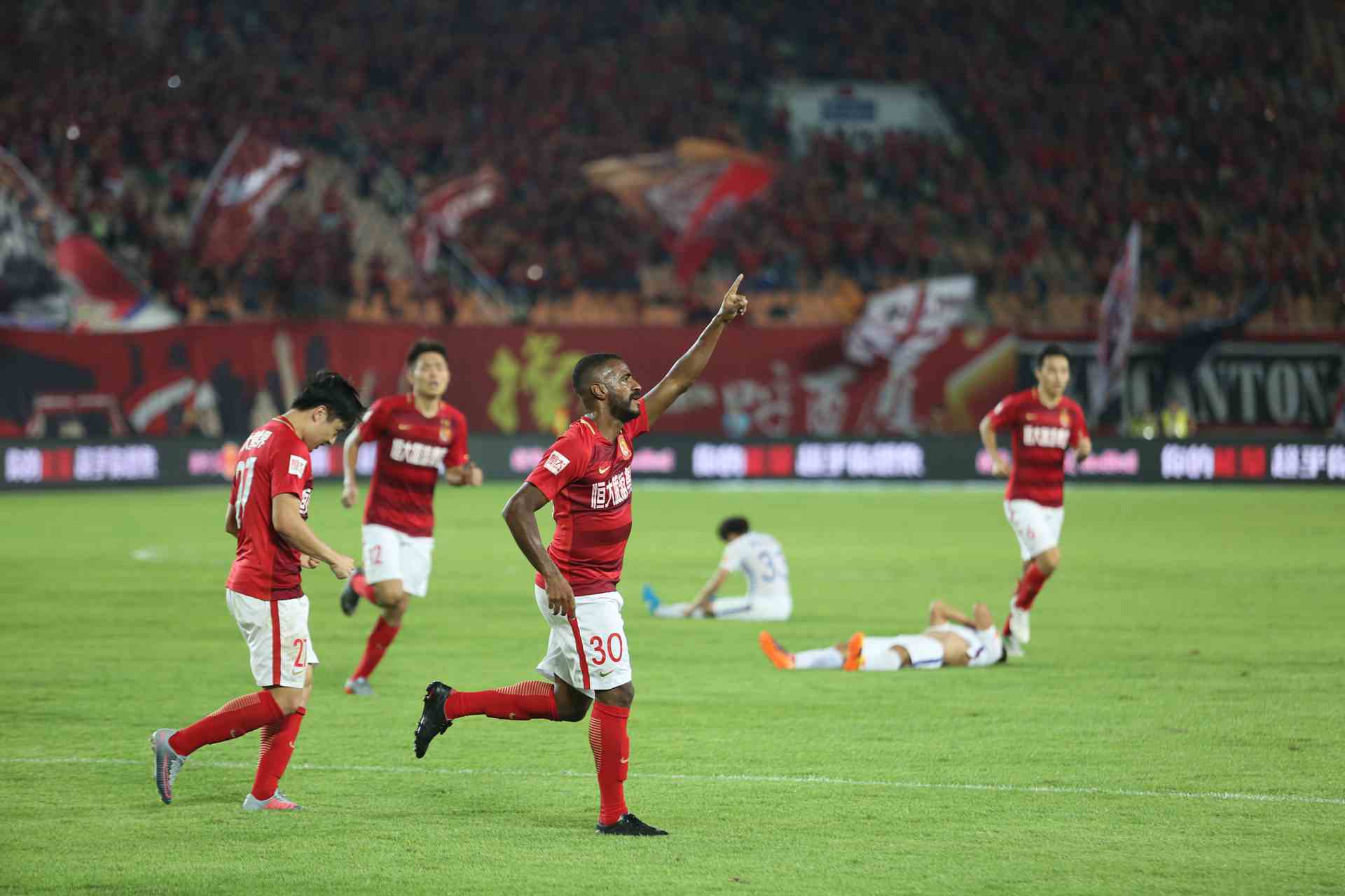 恒大主场战平贵州，稳居中超领跑席位的简单介绍