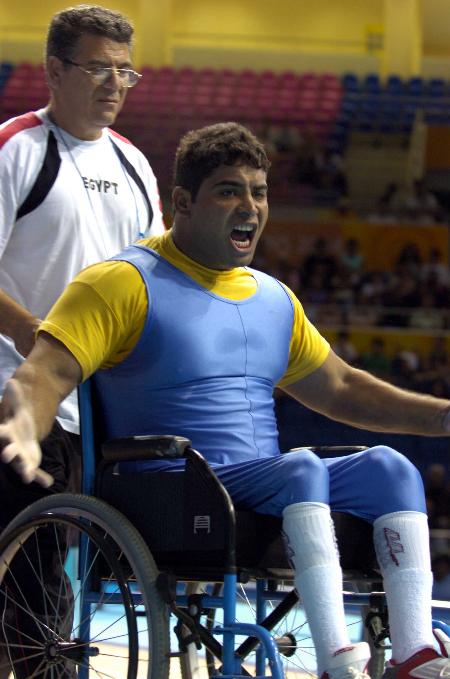 开云足球直播-埃及举重选手在抓举项目中获得铜牌