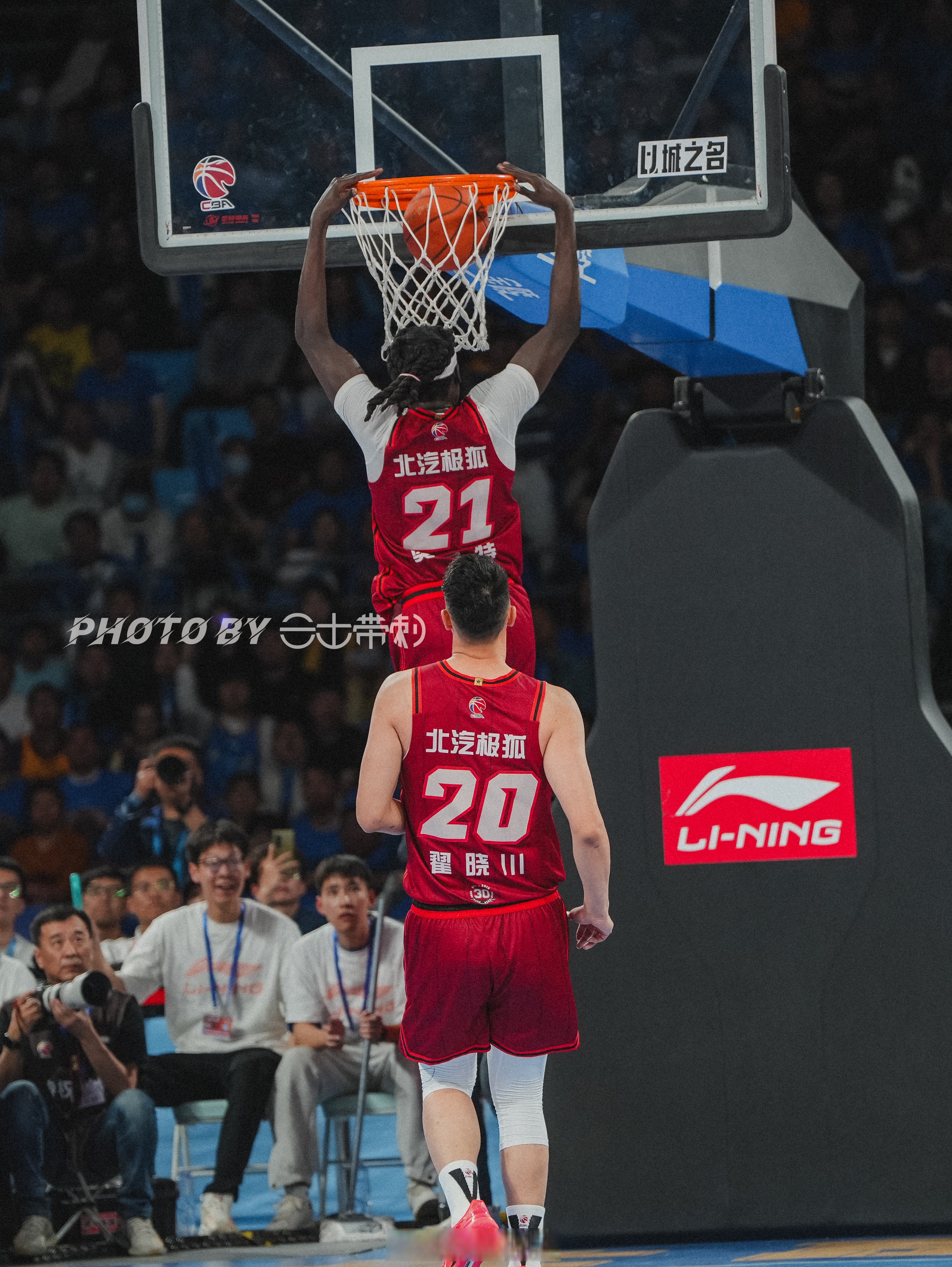 北京男篮后卫突破得分，帮助球队赢球