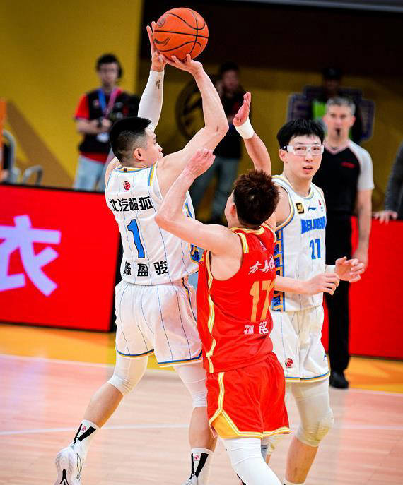 北京男篮后卫突破得分，帮助球队赢球