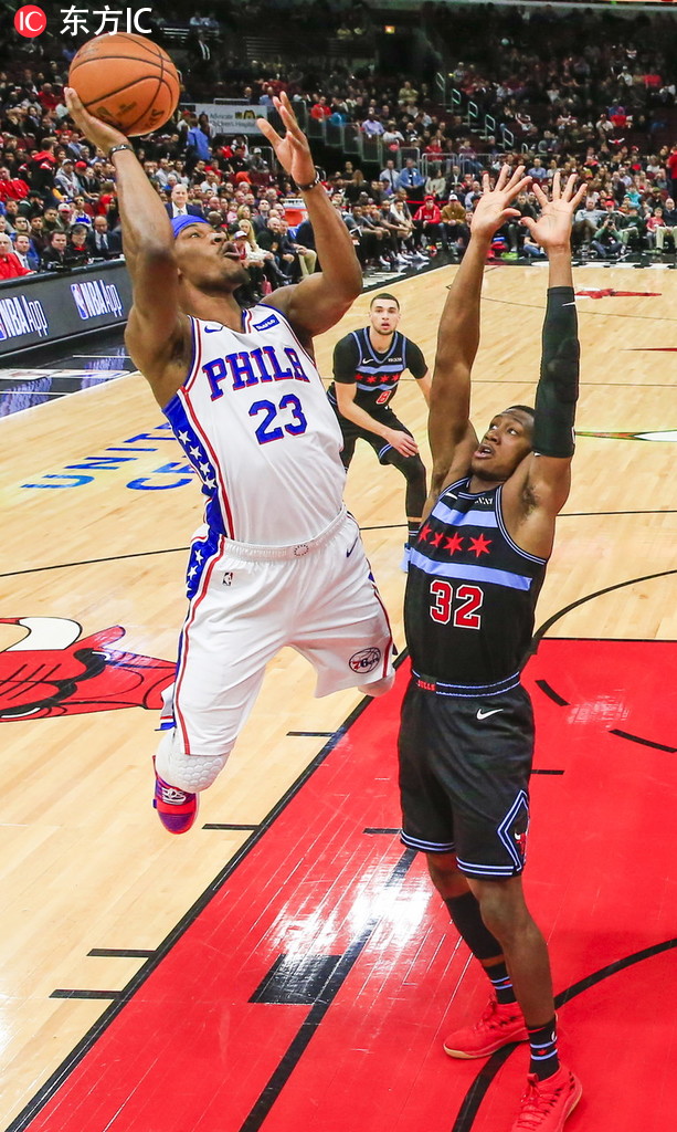 猛龙鏖战公牛，保罗高光表现