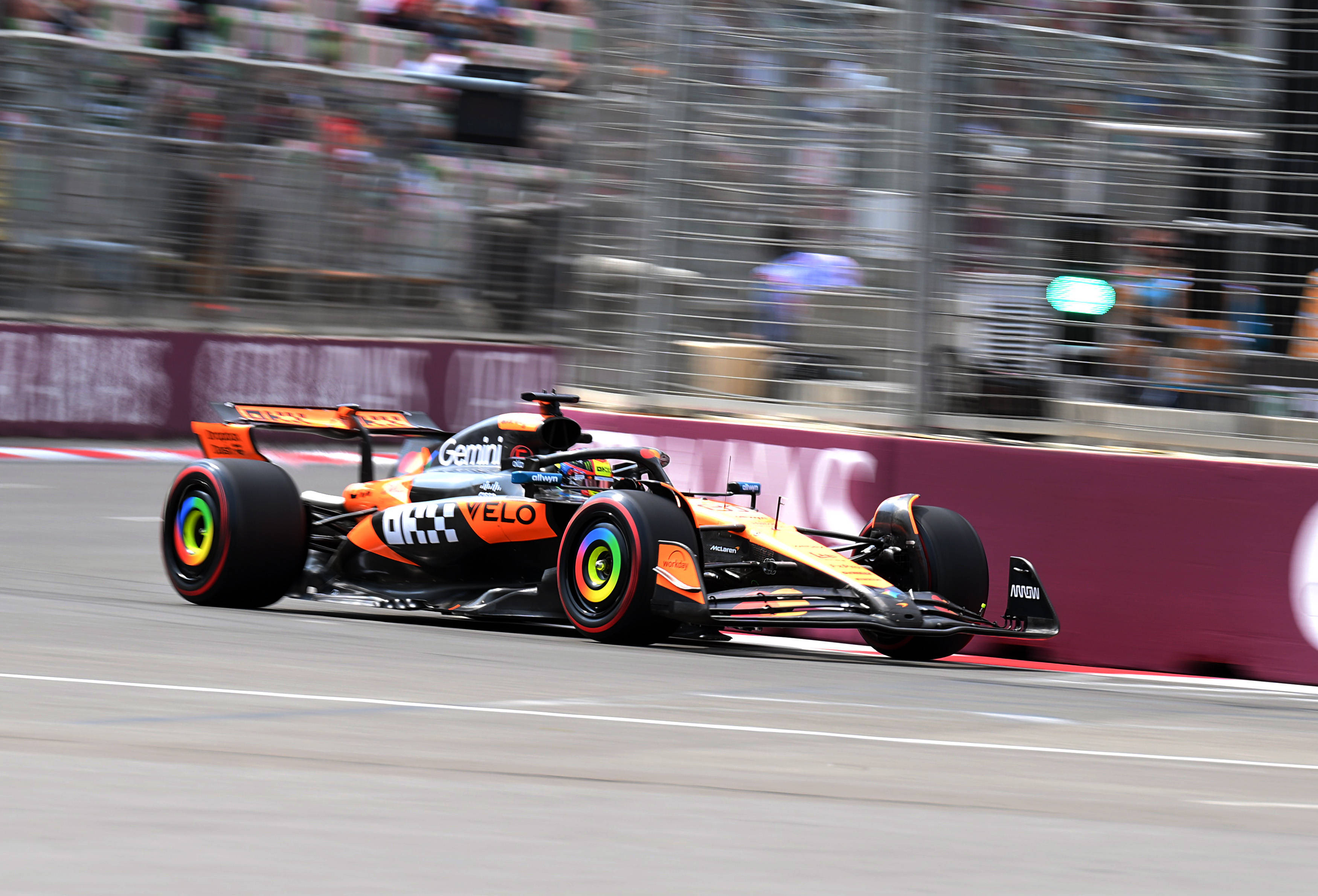 迈凯伦轻取法拉利，维斯塔潘统治全场的简单介绍