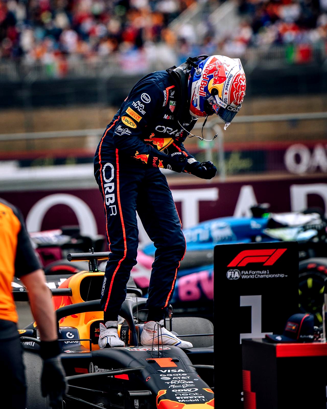 关于红牛二队险胜索伯车队，诺里斯点燃赛场的信息